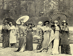 At the garden in Poiret's House Modelos en el jardín de la casa de modas de Poiret. Hacia 1910. Fotografía: Henri Manuel