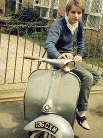 Mod Años 60 Un mod con su infaltable Vespa. Hacia los años sesenta.