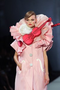 V&R 01 V&R, Harlequin, primavera-verano 2008. Foto:Pierre Verdy