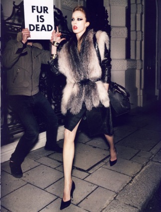 Reality Show. Por Carine Roitfeld, fotografía Mario Testino. Vogue, agosto de 2008. © Condé Nast Publications.